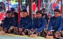 Lestarikan Tradisi, Pamong Kalurahan Jatiayu Hadiri Prosesi Padusan Bersama Bupati di Pantai Sundak